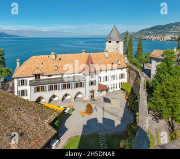 Castello di Lac Léman, Musée suisse du Jeu *** Caption locale *** la Tour-de-Peiltz, Canton Vaud, Svizzera, castello, acqua, estate, montagne, lago, Foto Stock