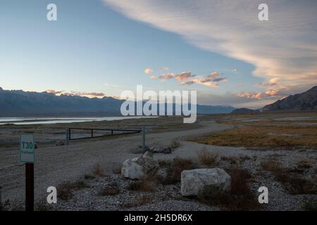 Owens Lake è un ottimo luogo per ammirare i tramonti vicino a Lone Pine nella contea di Inyo, California, Stati Uniti. Foto Stock