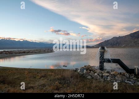 Owens Lake è un ottimo luogo per ammirare i tramonti vicino a Lone Pine nella contea di Inyo, California, Stati Uniti. Foto Stock