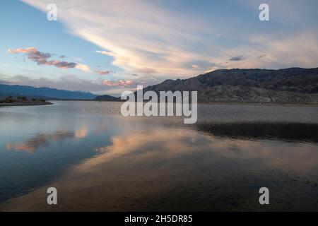 Owens Lake è un ottimo luogo per ammirare i tramonti vicino a Lone Pine nella contea di Inyo, California, Stati Uniti. Foto Stock