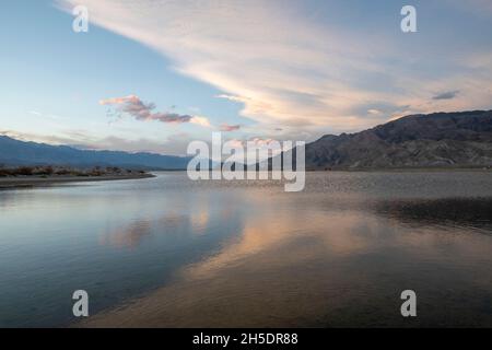 Owens Lake è un ottimo luogo per ammirare i tramonti vicino a Lone Pine nella contea di Inyo, California, Stati Uniti. Foto Stock