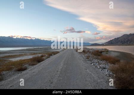 Owens Lake è un ottimo luogo per ammirare i tramonti vicino a Lone Pine nella contea di Inyo, California, Stati Uniti. Foto Stock