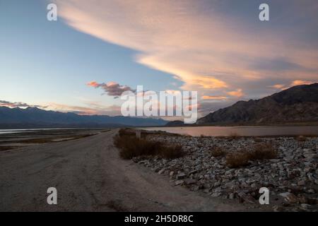 Owens Lake è un ottimo luogo per ammirare i tramonti vicino a Lone Pine nella contea di Inyo, California, Stati Uniti. Foto Stock