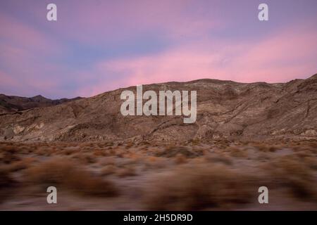 Owens Lake è un ottimo luogo per ammirare i tramonti vicino a Lone Pine nella contea di Inyo, California, Stati Uniti. Foto Stock