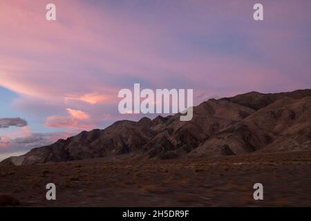 Owens Lake è un ottimo luogo per ammirare i tramonti vicino a Lone Pine nella contea di Inyo, California, Stati Uniti. Foto Stock