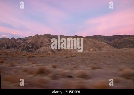 Owens Lake è un ottimo luogo per ammirare i tramonti vicino a Lone Pine nella contea di Inyo, California, Stati Uniti. Foto Stock