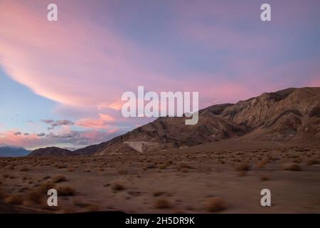 Owens Lake è un ottimo luogo per ammirare i tramonti vicino a Lone Pine nella contea di Inyo, California, Stati Uniti. Foto Stock