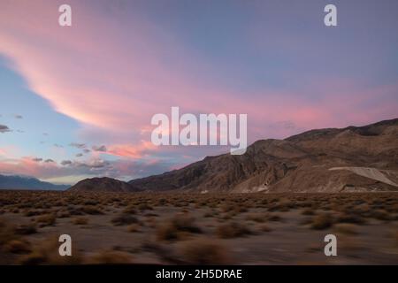 Owens Lake è un ottimo luogo per ammirare i tramonti vicino a Lone Pine nella contea di Inyo, California, Stati Uniti. Foto Stock