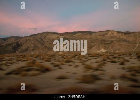 Owens Lake è un ottimo luogo per ammirare i tramonti vicino a Lone Pine nella contea di Inyo, California, Stati Uniti. Foto Stock