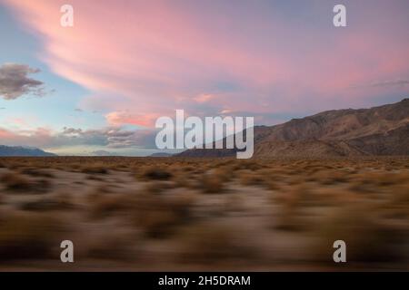 Owens Lake è un ottimo luogo per ammirare i tramonti vicino a Lone Pine nella contea di Inyo, California, Stati Uniti. Foto Stock