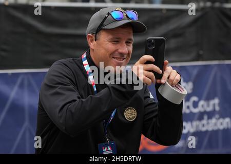 DaN Cruz scatta foto con un cellulare alla 36a Maratona di Los Angeles, domenica 7 novembre 2021, nella zona Century City di Los Angeles. Foto Stock