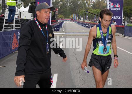 Dan Cruz. A sinistra, assiste Bijan Mazaheri di Glendale, Calif, al termine della 36a Maratona di Los Angeles, Domenica, 7 novembre 2021, nella Century City A. Foto Stock