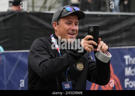 DaN Cruz scatta foto con un cellulare alla 36a Maratona di Los Angeles, domenica 7 novembre 2021, nella zona Century City di Los Angeles. Foto Stock