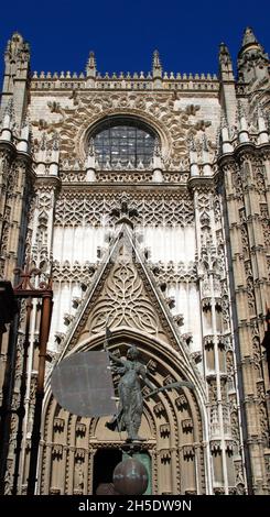 Cattedrale di Santa Maria del See (Catedral de Santa Maria de la Sede) porta principale, Siviglia, Provincia di Siviglia, Andalusia, Spagna. Foto Stock