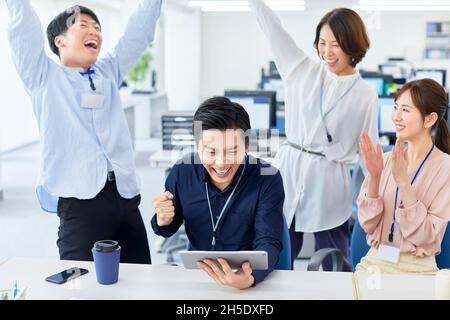 Imprenditori giapponesi in ufficio Foto Stock