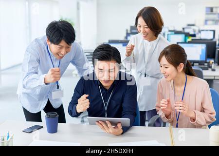 Imprenditori giapponesi in ufficio Foto Stock