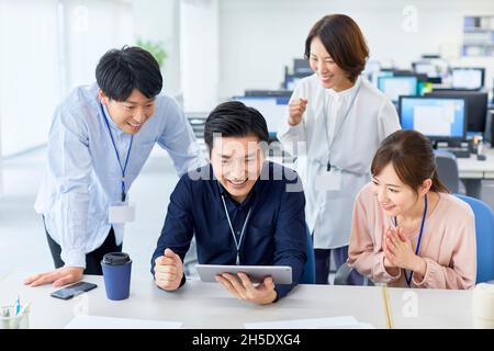 Imprenditori giapponesi in ufficio Foto Stock