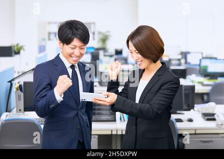 Imprenditori giapponesi in ufficio Foto Stock