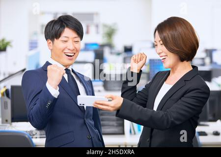 Imprenditori giapponesi in ufficio Foto Stock