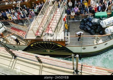 Paddle Steamer Waverley che arriva al molo Southend sull'estuario del Tamigi con i passeggeri per un viaggio turistico sul Tamigi a Londra. Foto Stock