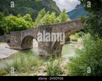 Ponte medievale sul fiume Esa a Burgui/Burgi, Navarra, Spagna Foto Stock