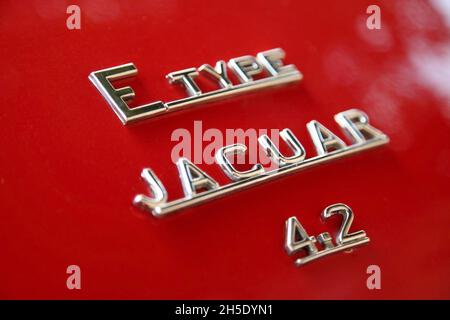 Logo del cofano motore della sportscar Jaguar e-TYPE rossa. Foto Stock