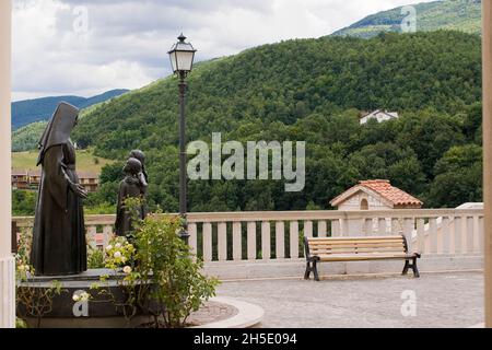 Basilica di Santa Rita da Cascia, Statua, Cascia, Umbria, Italia, Europa Foto Stock