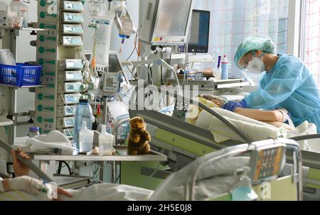 Lipsia, Germania. 8 novembre 2021. I pazienti infettati dal virus sono tenuti in un reparto separato di Covid presso l'ospedale universitario di Lipsia. Credit: Waltraud Grubitzsch/dpa-Zentralbild/dpa/Alamy Live News Foto Stock