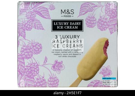 Scatola di gelato al lampone di lusso M&S ghiacciate isolate su sfondo bianco - gelato al latte di lusso Foto Stock
