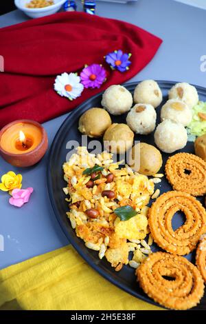 Cibo indiano festival - Diwali spuntini dolci e salati speciali come, Chakli, rava laddu, besan ladu, poha chivda, E la miscela di mais, spuntini Namkeen. Foto Stock