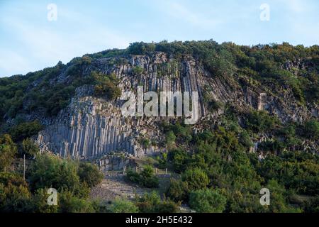 Paesaggio blu cielo con basalto colonne.Kula distretto di Manisa Foto Stock