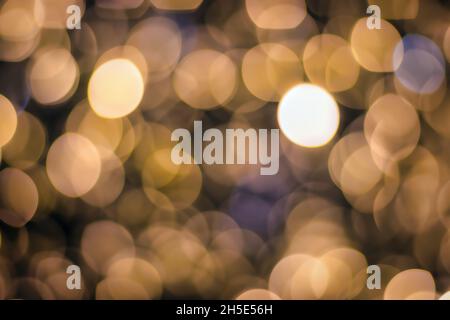 Luci di Natale sfondo bionda. Bokeh chiaro dalla decorazione di Natale. Sfondo astratto delle vacanze. Foto Stock