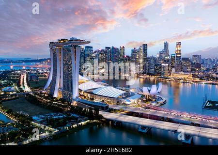 Vista dall'alto, splendida vista aerea dello skyline di Singapore con il quartiere finanziario in lontananza durante uno splendido tramonto. Singapore. Foto Stock