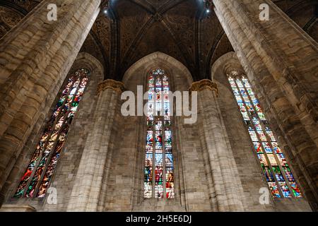 Vetrate multicolore sulle pareti del Duomo. Italia, Milano Foto Stock