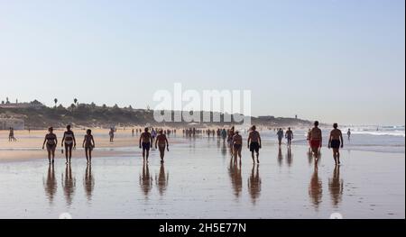 Passeggiate di prima mattina sulla spiaggia di la Barrosa, Sancti Petri, Chiclana de la Frontera, Cadiz, Andalusia, Spagna. Foto Stock