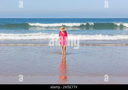 Donna solitaria sulla spiaggia di la Barrosa, Sancti Petri, Chiclana de la Frontera, Cadiz, Andalusia, Spagna. Foto Stock