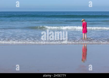 Donna solitaria sulla spiaggia di la Barrosa, Sancti Petri, Chiclana de la Frontera, Cadiz, Andalusia, Spagna. Foto Stock