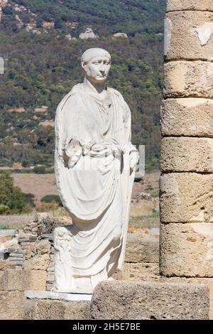 Statua dell'imperatore Traiano nella Basilica accanto al Foro presso le rovine della città romana di Baelo Claudia, Tarifa, Bolonia, Andalusia, Sp meridionale Foto Stock