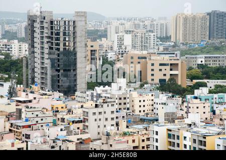 Edifici alti a più piani e cantiere. Vista dall'alto degli edifici di Pune Foto Stock