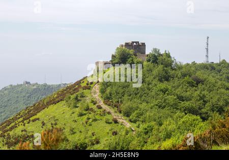 Veduta del Forte Puin nel sentiero del Parco delle Mura di Genova, Genova, Italia. Foto Stock