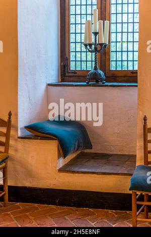 Panchine da finestra nel vero senso della parola. Il Castello di Doorwerth ospita tre musei. Doorwerth, Paesi Bassi Foto Stock