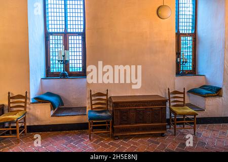 Panchine da finestra nel vero senso della parola. Il Castello di Doorwerth ospita tre musei. Doorwerth, Paesi Bassi Foto Stock