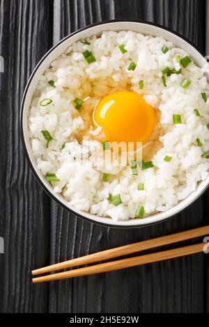 Tamago Kake Gohan riso giapponese con uovo in primo piano nella ciotola sul  tavolo. Vista dall'alto verticale Foto stock - Alamy