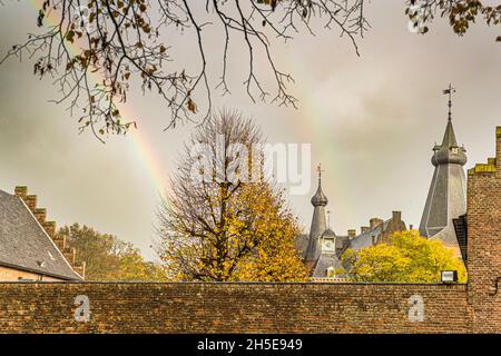 Arcobaleno sopra il castello. Il Castello di Doorwerth ospita tre musei. Doorwerth, Paesi Bassi Foto Stock