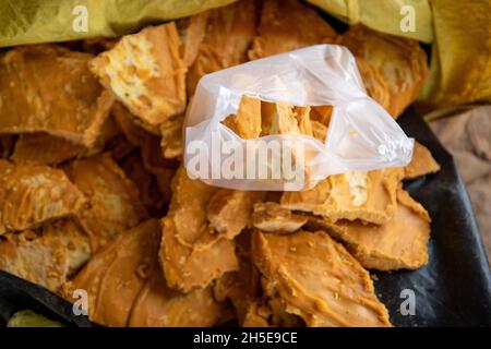 Roorkee, uttarakhand, India - 7 novembre 2021: Gelificazione tradizionale zucchero di canna non centrifugo consumato principalmente nell'Indosfera. Si tratta di un prodotto concentrato Foto Stock