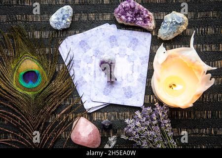 Mazzo con divinazione carte Angelo fatte in casa su tavola nera, circondato da cristalli di pietre semi preziose. Foto Stock