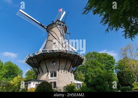 Alkmaar, Paesi Bassi-Giugno 2021: Vista ad angolo basso dello storico mulino a vento Molen van Piet (mulino a vento Piets), un ex mulino a farina ora utilizzato solo su spec Foto Stock