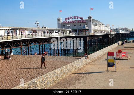Il Brighton's Palace Pier è un molo vittoriano di 1.722 metri di lunghezza a Brighton East Sussex England UK Foto Stock