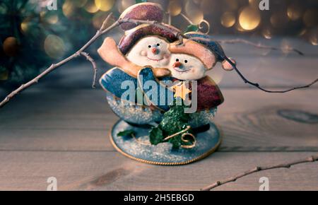 Sfondo di Natale con due pupazzi di neve felice Foto Stock