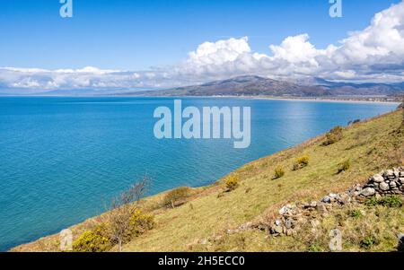 Una vista di Barmouth e della baia che si affaccia sul Mare d'Irlanda dalla A493 a Llwyngwril Foto Stock